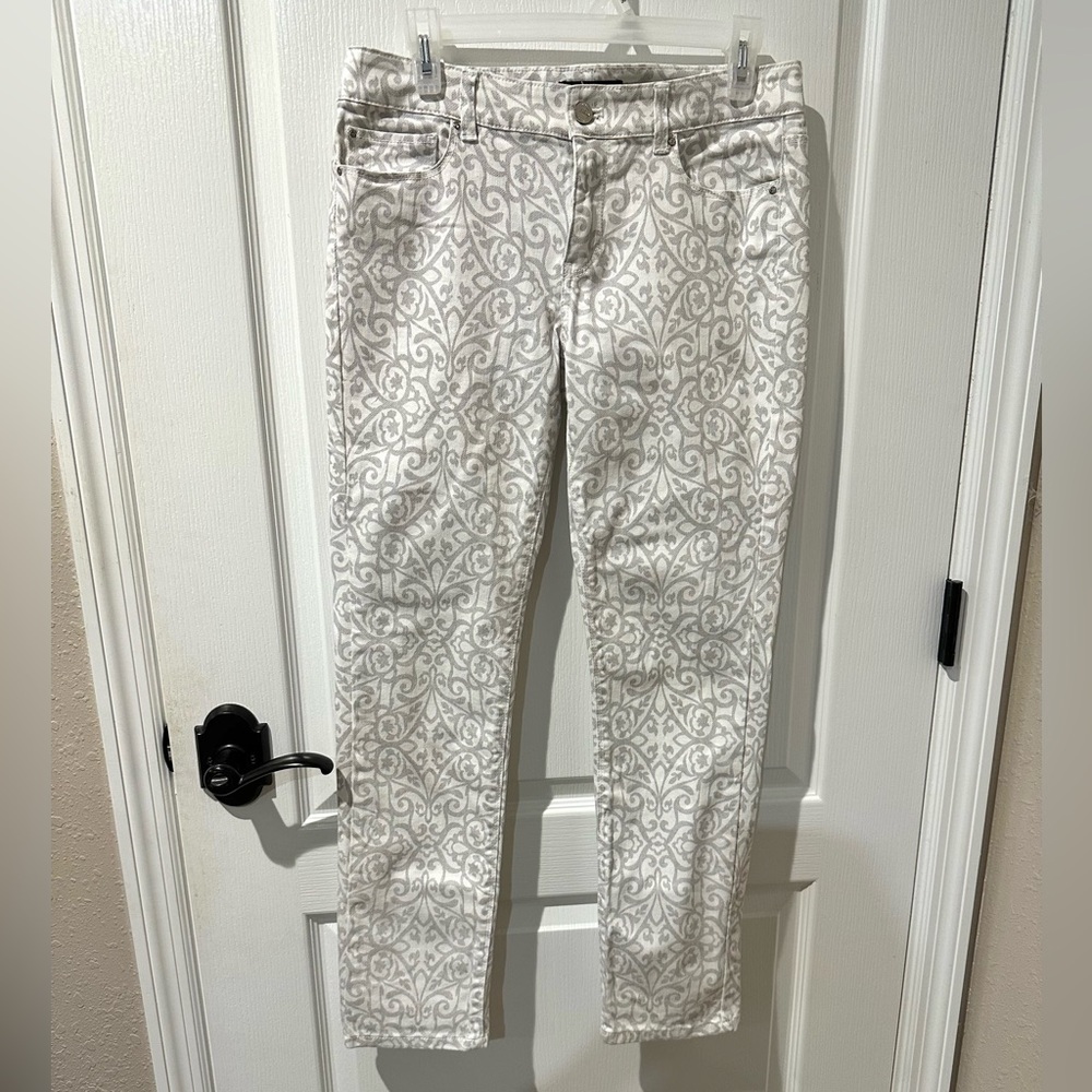 White House Black Market Gray and White Paisley Print Slim Ankle Jean Sz 6 NWOT - Picture 5 of 13